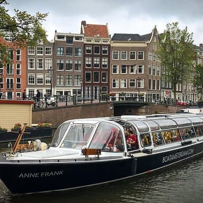 Amsterdam Classic Canal Cruise with Live Guide and Two Drinks