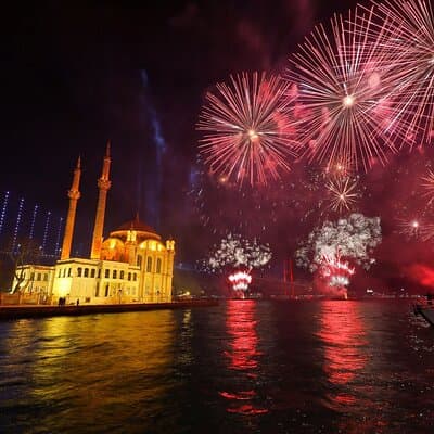 Istanbul New Year's Eve 2027 Dinner and Party Cruise on Bosphorus 4
