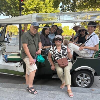 Paris 3 hour Private Sightseeing Tour in Electric Tuk Tuk