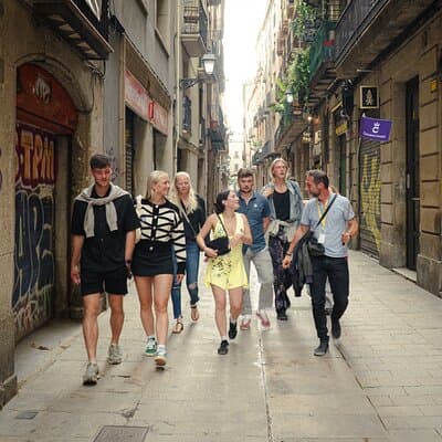Barcelona Old City Guided Tour with Tapas and Drinks