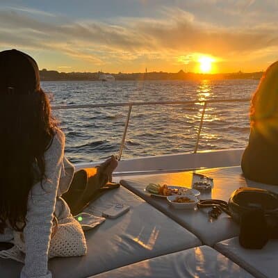 Small Group Yacht Tour With Unlimited Wine, Fruits & Mixed Nuts 3