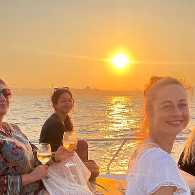 Small Group Yacht Tour With Unlimited Wine, Fruits & Mixed Nuts 2