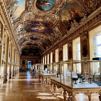 Private Family Louvre Tour for Kids with Interactive Activities 2