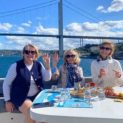 Istanbul Revealed: Historic Pathways & Bosphorus Serenity