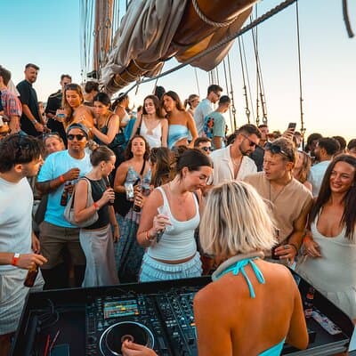 Lisbon Boat Party with Music, Drinks, and Stunning Views. 3