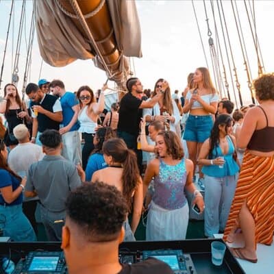 Lisbon Boat Party with Music, Drinks, and Stunning Views. 4