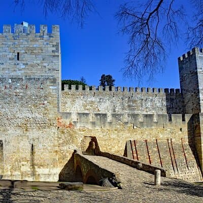 Lisbon : Private St George Castle w/tkts + Walking Tour Alfama 2