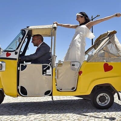 Discover the hills and historic neighborhoods of Lisbon in tuk tuk 3