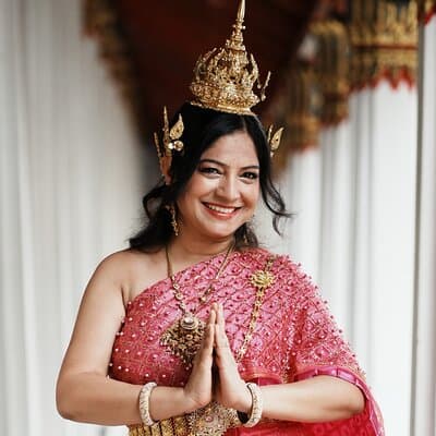 Traditional Thai Makeover Hairdo & Photoshoot at Wat Arun Bangkok 2