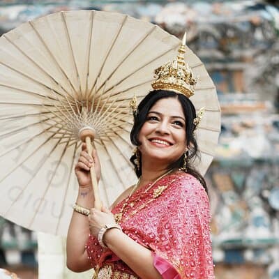 Traditional Thai Makeover Hairdo & Photoshoot at Wat Arun Bangkok 4