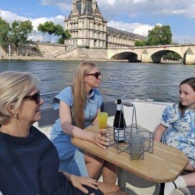 Your Private boat Captain Guide Explore Historical Paris 4