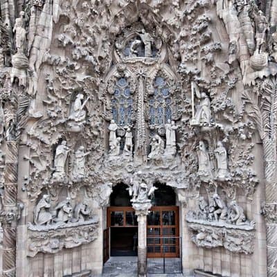 Sagrada Familia Tour: Gaudí’s Secrets (Exterior) 2026 5