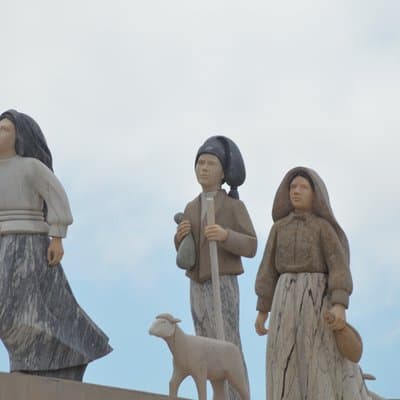 Lisbon: Sanctuary Fátima & Little Shepperd Town Guide Tour 2