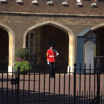 Changing of the Guard Walking Tour with Local Guide 2