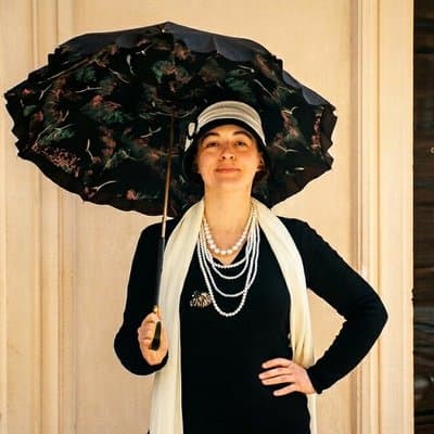 The Secrets of Coco Chanel : Unraveling the Fashion Icon