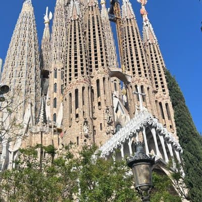 Barcelona: GaudĂ Highlights & Modern Tapas Tasting (Small Group)