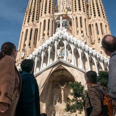 Barcelona in 1 Day: Sagrada Familia,Park Guell, La Pedrera, Tapas